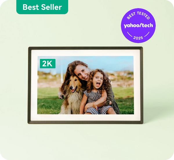 Digital photo frame displaying a family with a dog, labeled 'Best Seller' and 'Best Tested Yahoo Tech 2025'.