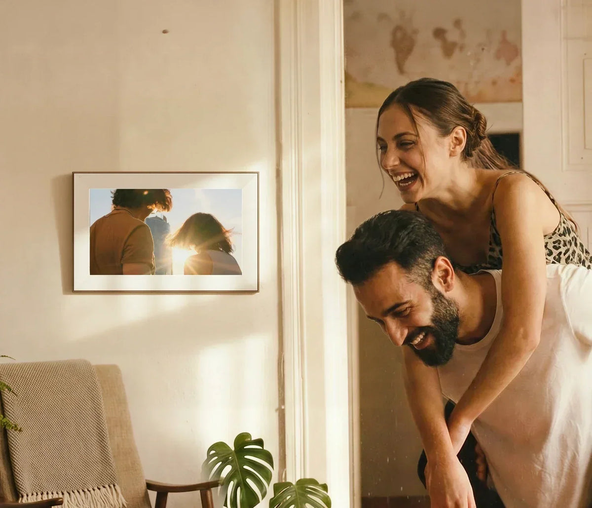 Digital Picture Frame Wedding Gift: A Gallery for a Young Family