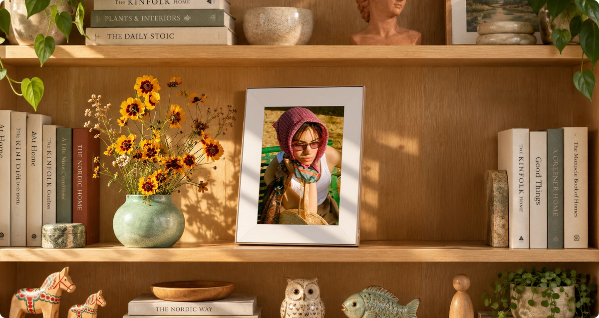 Pexar VivKeep Pro 12.5 in portrait mode on a wooden bookshelf with flowers